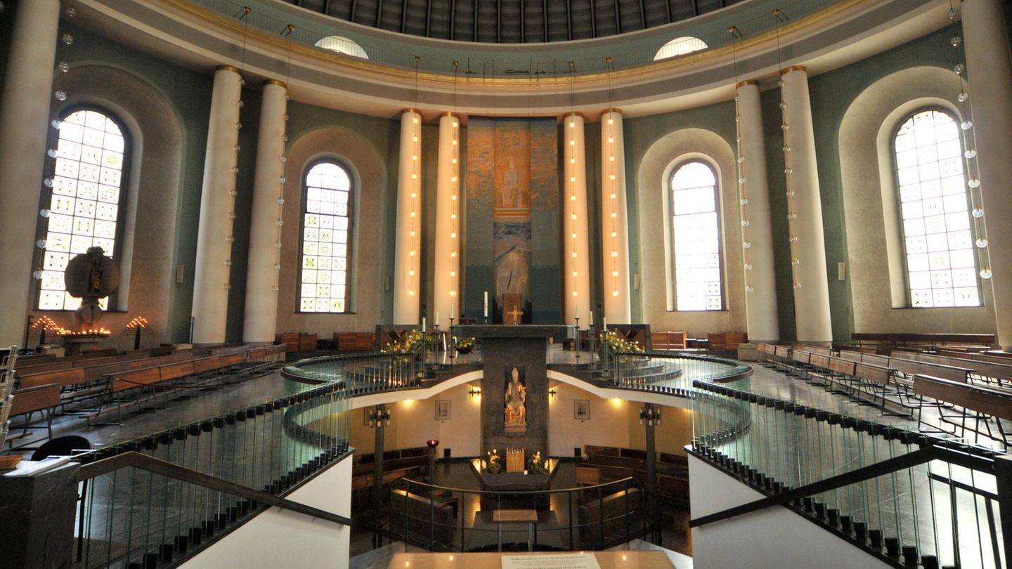 St. Hedwigs-Kathedrale in der DDR St. Hedwigs-Kathedrale in der DDR