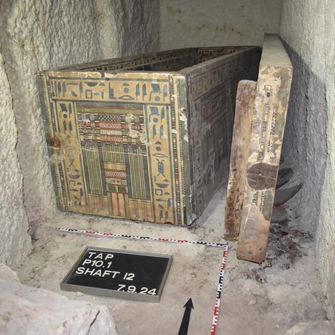 Stadt Assiut in Ägypten: Die ineinander gesetzten Särge der Idy in einer Grabkammer
