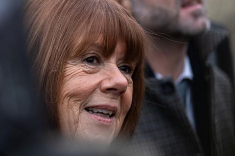 Gisèle Pelicot wurde in Frankreich zu einer Art Nationalheldin. Vor Gericht in Avignon wurde sie regelmäßig unter Beifall begrüßt     