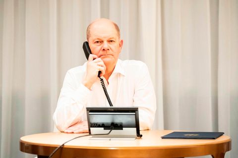 Archivbild: Olaf Scholz sitzt in einem Hotelzimmer und telefoniert