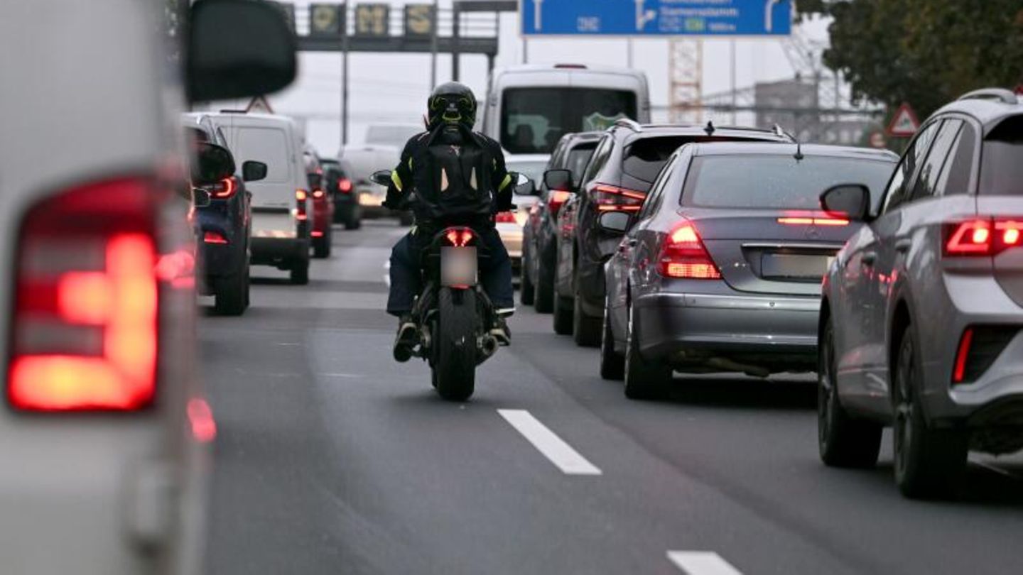 Ein Stau auf einer Autobahn