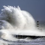 Achtung, Monsterwelle! Hoffentlich hält der Leuchtturm im Hafen von Seaham, County Durham, dem stürmischen Wetter stand. Im November wütet Sturm "Darragh" auf den britischen Inseln. In Teilen von Wales warnen die Behörden vor Lebensgefahr. Die etwa drei Millionen Menschen sollten zuhause bleiben.  Die Windgeschwindigkeit betrug bis zu 93 Meilen pro Stunde (ca. 150 km/h). Es gab Warnungen vor Überschwemmungen. Das britische Wetteramt gab deshalb eine seltene rote Wetterwarnung heraus