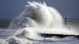 Achtung, Monsterwelle! Hoffentlich hält der Leuchtturm im Hafen von Seaham, County Durham, dem stürmischen Wetter stand. Im November wütet Sturm "Darragh" auf den britischen Inseln. In Teilen von Wales warnen die Behörden vor Lebensgefahr. Die etwa drei Millionen Menschen sollten zuhause bleiben.  Die Windgeschwindigkeit betrug bis zu 93 Meilen pro Stunde (ca. 150 km/h). Es gab Warnungen vor Überschwemmungen. Das britische Wetteramt gab deshalb eine seltene rote Wetterwarnung heraus