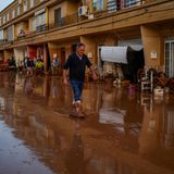 Das Hochwasser in Spanien Ende Oktober und Anfang November dürfte die verheerendste Umweltkatastrophe des Jahres in Europa gewesen sein: Die verheerenden Regenfälle im Osten und Süden des Landes kosten mehr als 200 Menschenleben. Mancherorts fällt so viel Regen wie sonst innerhalb eines Jahres. Straßen werden zu reißenden Flüssen, Menschen in ihren Autos einfach hinweggespült. 75.000 Soldaten helfen bei den Aufräumarbeiten, der Bergung von Vermissten und verteilen Hilfsgüter. Der Besuch des Königspaares in den Katastrophengebieten muss abgebrochen werden, weil die Menschen ihre Wut an den beiden auslassen. Ausgelöst wurden die massiven Regenfälle durch den sogenannten "Kalten Tropfen". Er entsteht bei stark unterschiedlichen Meeres- und Lufttemperaturen – etwa wenn sich die ersten atlantischen Tiefausläufer mit feuchtkalter Luft über das warme Mittelmeer schieben