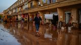 Das Hochwasser in Spanien Ende Oktober und Anfang November dürfte die verheerendste Umweltkatastrophe des Jahres in Europa gewesen sein: Die verheerenden Regenfälle im Osten und Süden des Landes kosten mehr als 200 Menschenleben. Mancherorts fällt so viel Regen wie sonst innerhalb eines Jahres. Straßen werden zu reißenden Flüssen, Menschen in ihren Autos einfach hinweggespült. 75.000 Soldaten helfen bei den Aufräumarbeiten, der Bergung von Vermissten und verteilen Hilfsgüter. Der Besuch des Königspaares in den Katastrophengebieten muss abgebrochen werden, weil die Menschen ihre Wut an den beiden auslassen. Ausgelöst wurden die massiven Regenfälle durch den sogenannten "Kalten Tropfen". Er entsteht bei stark unterschiedlichen Meeres- und Lufttemperaturen – etwa wenn sich die ersten atlantischen Tiefausläufer mit feuchtkalter Luft über das warme Mittelmeer schieben