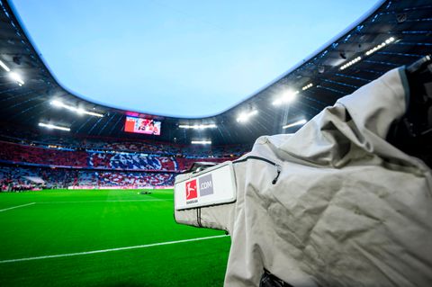 Allianz Arena. Eine TV-Kamera mit Bundesliga-Logo steht vor dem Spiel im Stadion