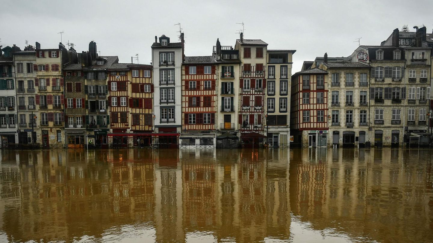 Land unter auch in Südfrankreich: Wegen starker Regenfälle müssen zahlreiche Menschen im Oktober evakuiert und Autobahnen gesperrt werden. In sechs Departements gilt die höchste Warnstufe Rot. "Wir haben es mit einer Situation zu tun, die in ihrem Ausmaß noch nicht dagewesen ist", sagt die Ministerin für ökologischen Wandel, Agnès Pannier-Runacher. Örtlich seien binnen 48 Stunden 60 Zentimeter an Niederschlag gefallen, das sei "absolut massiv". "Wir sind kollektiv mit Episoden konfrontiert, die mit dem Klimawandel zusammenhängen und die wir immer regelmäßiger erleben werden, wir müssen uns darauf vorbereiten."