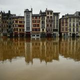 Land unter auch in Südfrankreich: Wegen starker Regenfälle müssen zahlreiche Menschen im Oktober evakuiert und Autobahnen gesperrt werden. In sechs Departements gilt die höchste Warnstufe Rot. "Wir haben es mit einer Situation zu tun, die in ihrem Ausmaß noch nicht dagewesen ist", sagt die Ministerin für ökologischen Wandel, Agnès Pannier-Runacher. Örtlich seien binnen 48 Stunden 60 Zentimeter an Niederschlag gefallen, das sei "absolut massiv". "Wir sind kollektiv mit Episoden konfrontiert, die mit dem Klimawandel zusammenhängen und die wir immer regelmäßiger erleben werden, wir müssen uns darauf vorbereiten."