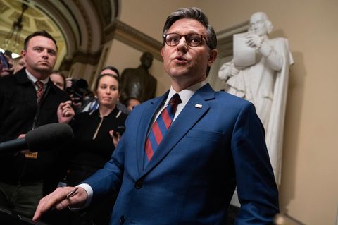 Um die Haushaltssperre abzuwenden, forciert Trump einen neuen US-Haushaltsentwurf. Dieser scheitert. Der US-Regierung droht ein Shutdown – "Unverantwortlich", findet Mike Johnson.