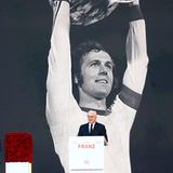 Mit einer großen und bewegenden Abschiedsfeier in der Allianz Arena verabschiedete Fußball-Deutschland den Kaiser. Franz Beckenbauer war am 7. Januar im Alter von 78 Jahren verstorben. Auch Weltmeister Andreas Brehme, der frühere Manager von Werder Bremen, Willi Lemke, und der große Trainer Christoph Daum zählen zu den großen Fußball-Persönlichkeiten, die im Jahr 2024 verschieden