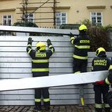 Mit Hochwassersperren wappnet sich Prag gegen "Boris" und dessen Folgen. Tschechiens Umweltminister Petr Hladik warnt, die Lage könne so schlimm werden wie bei den Unwettern 1997 und 2002. Bei dem Hochwasser 1997 in der östlichen Region Mähren kamen 50 Menschen ums Leben, zudem entstanden Schäden in Milliardenhöhe. Im Jahr 2002 war vor allem der Westen des Landes betroffen, 17 Menschen starben und die Sachschäden lagen noch höher als 1997