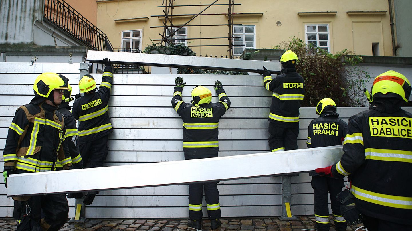 Mit Hochwassersperren wappnet sich Prag gegen "Boris" und dessen Folgen. Tschechiens Umweltminister Petr Hladik warnt, die Lage könne so schlimm werden wie bei den Unwettern 1997 und 2002. Bei dem Hochwasser 1997 in der östlichen Region Mähren kamen 50 Menschen ums Leben, zudem entstanden Schäden in Milliardenhöhe. Im Jahr 2002 war vor allem der Westen des Landes betroffen, 17 Menschen starben und die Sachschäden lagen noch höher als 1997