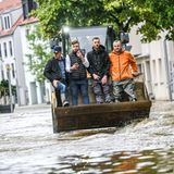Sie müssen mit einem Radlader aus ihren Häusern gerettet werden: Nach heftigen Regenfällen Anfang Juni in Süddeutschland, stehen Teile Bayerns und Baden-Württembergs unter Wasser. In einigen Regionen wurde der Katastrophenfall ausgerufen. Die Behörden beziffern die Schäden in beiden Ländern auf mehr als 4,1 Milliarden Euro. Die EU stellt 112 Millionen Euro Fluthilfen bereit. Mit dem Geld sollen unter anderem Zuschüsse für die teuren Aufräumarbeiten und Wiederaufbaumaßnahmen finanziert werden. Es kommt aus dem sogenannten EU-Solidaritätsfonds