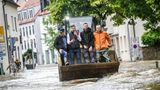 Sie müssen mit einem Radlader aus ihren Häusern gerettet werden: Nach heftigen Regenfällen Anfang Juni in Süddeutschland, stehen Teile Bayerns und Baden-Württembergs unter Wasser. In einigen Regionen wurde der Katastrophenfall ausgerufen. Die Behörden beziffern die Schäden in beiden Ländern auf mehr als 4,1 Milliarden Euro. Die EU stellt 112 Millionen Euro Fluthilfen bereit. Mit dem Geld sollen unter anderem Zuschüsse für die teuren Aufräumarbeiten und Wiederaufbaumaßnahmen finanziert werden. Es kommt aus dem sogenannten EU-Solidaritätsfonds