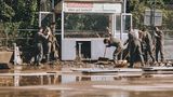 Anderswo ist es so schlimm, wie befürchtet: Niederösterreich versinkt in einer Jahrhundertflut. Nach tagelangem Dauerregen stehen ganze Landstriche unter Wasser. Mehrere Menschen sterben. Sieben Ortschaften werden evakuiert. Die österreichische Feuerwehr rückt zu mehr als 33.000 Einsätzen aus. Und für die Aufräumarbeiten wird die Armee ins Katastrophengebiet entsendet