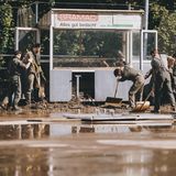 Anderswo ist es so schlimm, wie befürchtet: Niederösterreich versinkt in einer Jahrhundertflut. Nach tagelangem Dauerregen stehen ganze Landstriche unter Wasser. Mehrere Menschen sterben. Sieben Ortschaften werden evakuiert. Die österreichische Feuerwehr rückt zu mehr als 33.000 Einsätzen aus. Und für die Aufräumarbeiten wird die Armee ins Katastrophengebiet entsendet