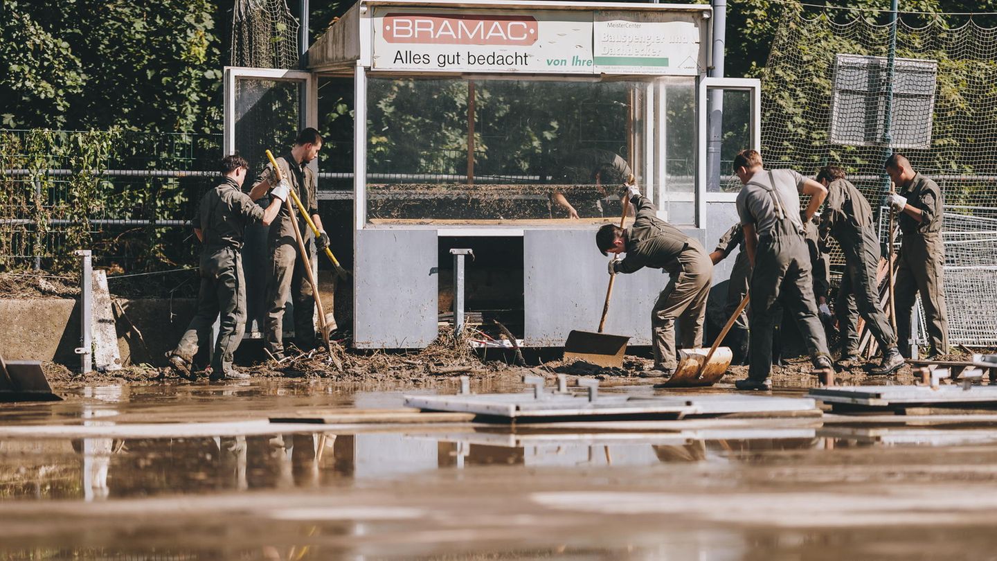 Anderswo ist es so schlimm, wie befürchtet: Niederösterreich versinkt in einer Jahrhundertflut. Nach tagelangem Dauerregen stehen ganze Landstriche unter Wasser. Mehrere Menschen sterben. Sieben Ortschaften werden evakuiert. Die österreichische Feuerwehr rückt zu mehr als 33.000 Einsätzen aus. Und für die Aufräumarbeiten wird die Armee ins Katastrophengebiet entsendet