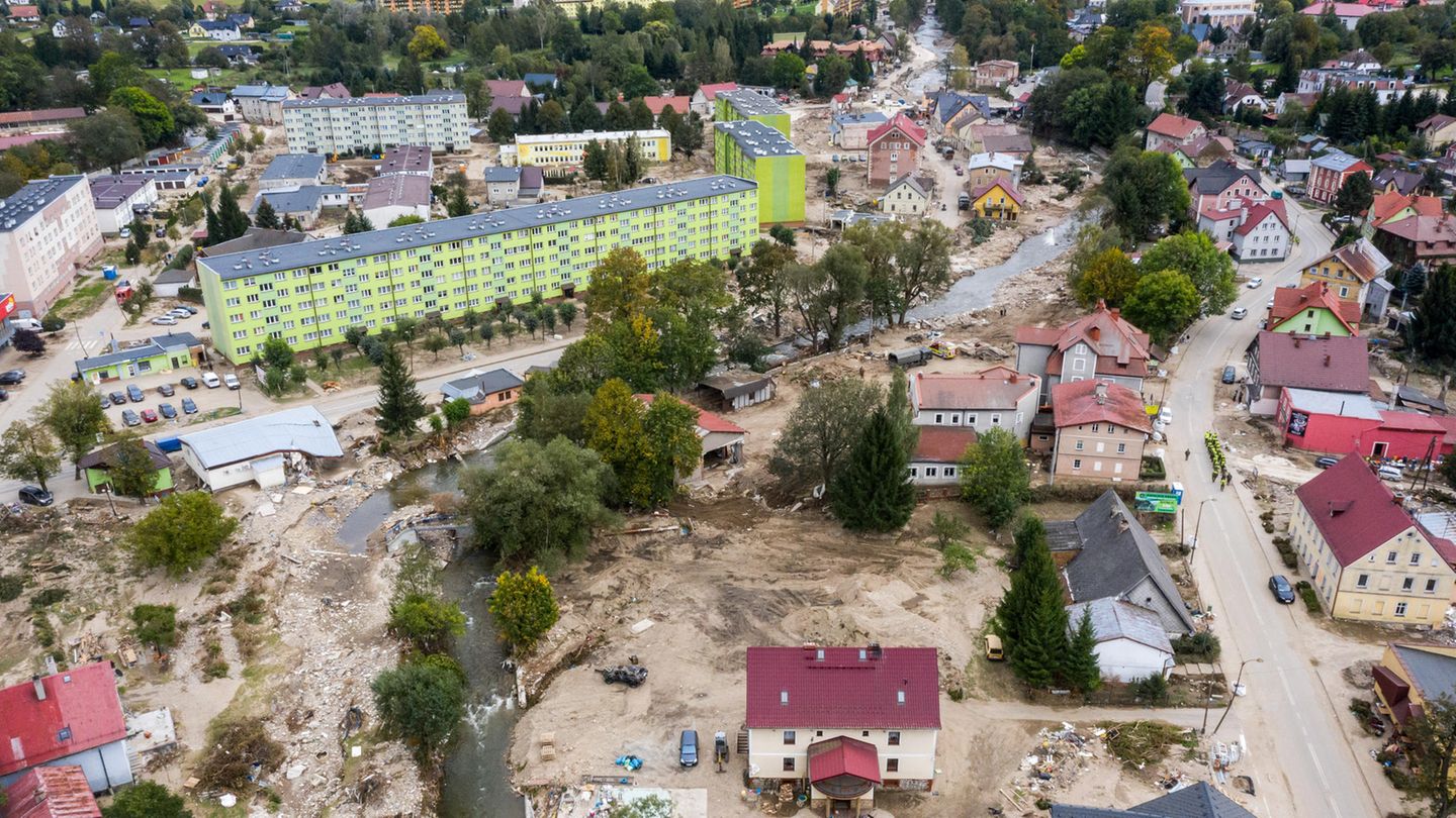 Im September zieht Sturmtief "Boris" über Mitteleuropa. Besonders betroffen sind Polen (Bild), Tschechien und Österreich. Teile der Länder versinken in massiven Überschwemmungen. Mit dem steigenden Elbpegel erwarten die Bewohner in Ostdeutschland das Schlimmste. Am Ende bleibt die Region aber verschont