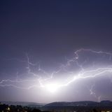 Da hat sich etwas zusammengebraut: Nach tagelanger Hitze mit bis zu 35 Grad Celsius entlädt sich über dem Alpenland ein gewaltiges Gewitter mit mehr als 70.000 Blitzen an einem August-Abend. Heftige Regenfälle lösten Überschwemmungen, Erdrutsche und Schlammlawinen aus. Besonders die Region um den Brienzersee im Berner Oberland war betroffen
