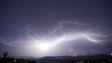 Da hat sich etwas zusammengebraut: Nach tagelanger Hitze mit bis zu 35 Grad Celsius entlädt sich über dem Alpenland ein gewaltiges Gewitter mit mehr als 70.000 Blitzen an einem August-Abend. Heftige Regenfälle lösten Überschwemmungen, Erdrutsche und Schlammlawinen aus. Besonders die Region um den Brienzersee im Berner Oberland war betroffen