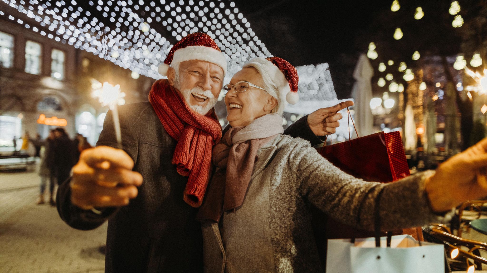 Glückliches älteres Paar an Weihnachten
