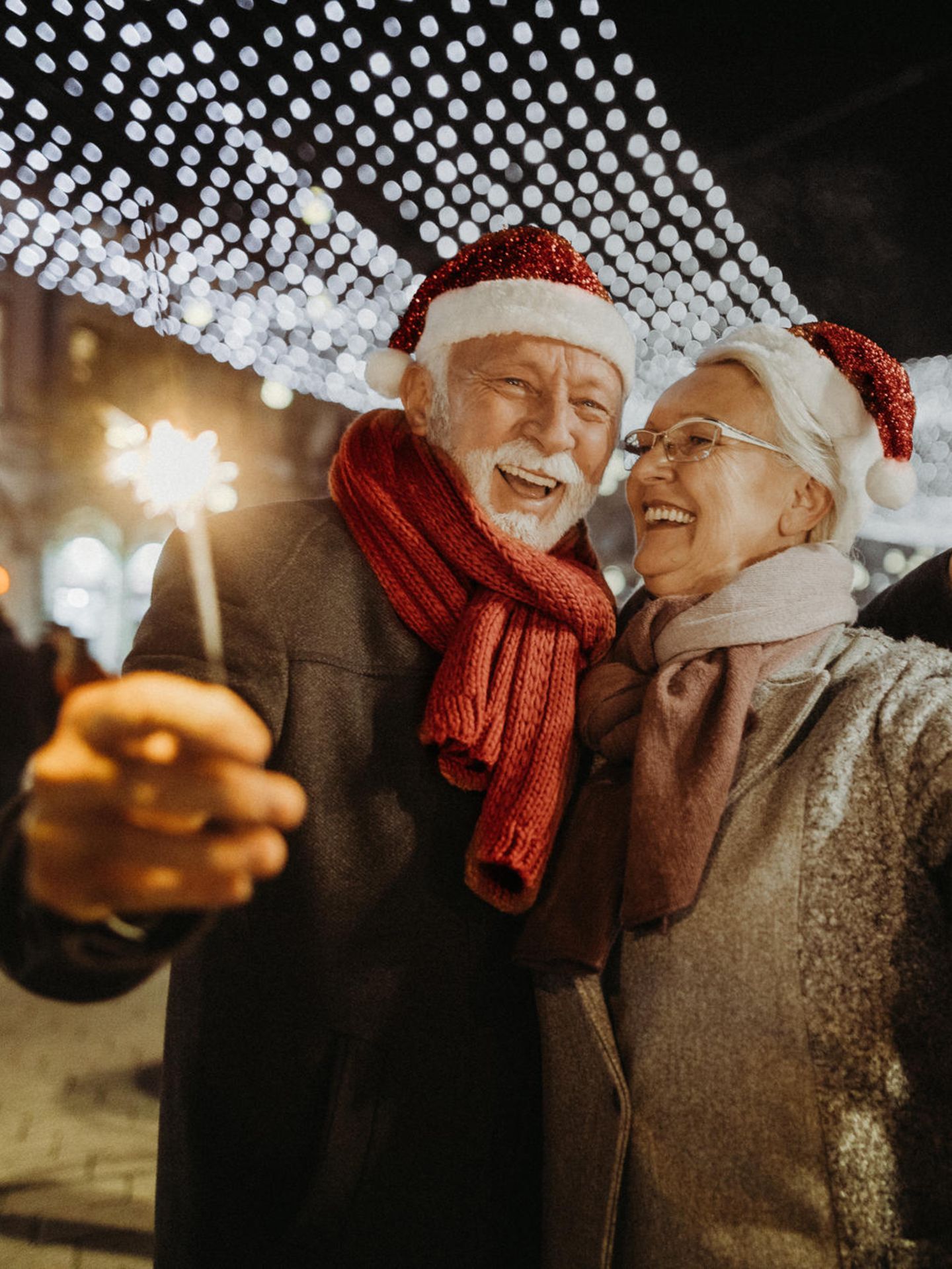 Glückliches älteres Paar an Weihnachten