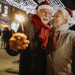 Glückliches älteres Paar an Weihnachten