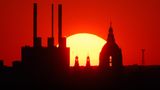 Das Jahr 2024 endet erneut mit einem Rekord: Niemals seit Beginn der Wetteraufzeichnungen war es so warm, wie in diesem Jahr. Erstmals wurde auch die in Paris festgelegte 1,5-Grad-Marke gerissen. Das Klimaziel wurde damit zwar nicht verfehlt – aber die Welt ist nah dran