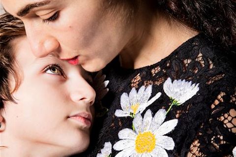 Sohn guckt zu seiner Mutter hoch