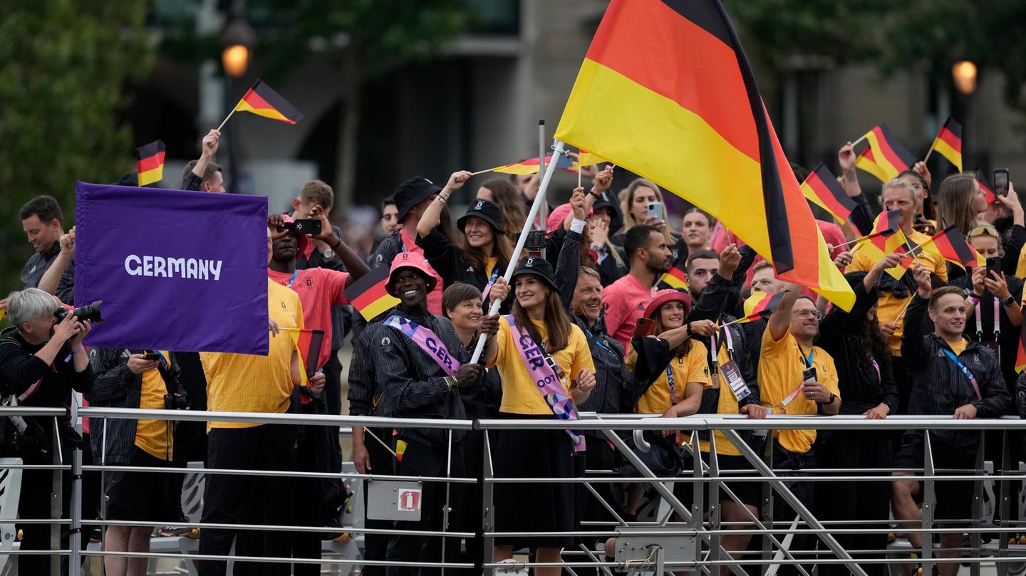 Bootstour Die deutsche Olympia-Mannschaft schippert bei der bombastischen Eröffnungsfeier in einem Boot auf der Seine