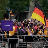 Die deutsche Olympia-Mannschaft schippert bei der bombastischen Eröffnungsfeier in einem Boot auf der Seine