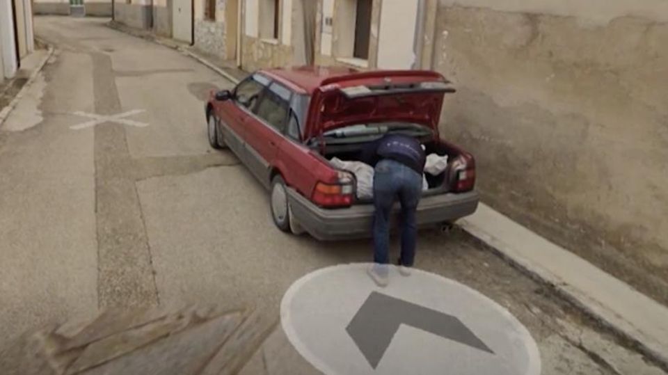 Google Street-View-Auto fotografiert wohl zufällig Mörder mit Leiche Seit November 2023 wird ein Mann in Spaniens Dorf Tajueco vermisst. Durch neu hochgeladene Google Street-View-Bilder erhalten die Ermittler nun eine neue Spur – und werden fündig.