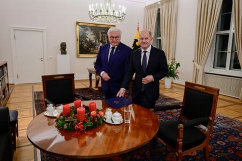 Steinmeier und Scholz nach Vertrauensvotum