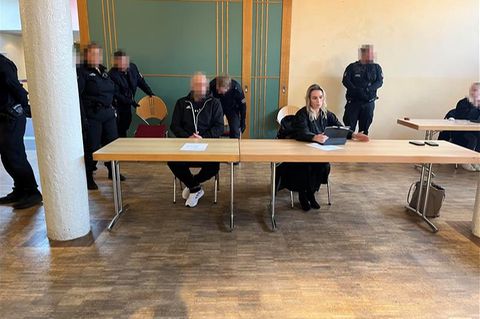 Der im Mord-Prozess Angeklagte Andrzej L. am Freitag vor Gericht in der Stadthalle Verden.