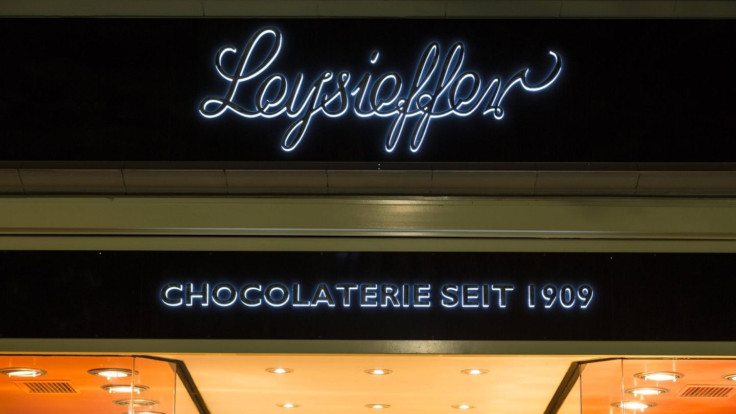 Leysieffer Seit über 100 Jahren produziert das Osnabrücker Unternehmen Leysieffer hochwertige Schokoladen und Pralinen. Ende September 2024 musste es zum dritten Mal seit 2019 Insolvenz anmelden. Der Hauptsitz in Osnabrück sowie sämtliche Läden in Berlin, Hamburg, Münster und Sylt wurden geschlossen – 95 Beschäftigte verloren ihren Job. Die Marke lebt aber offenbar weiter: Jan Leysieffer, der vor einigen Jahren aus dem Familienunternehmen ausgestiegen war, hat im Dezember die alten Filialen in Hamburg und Berlin übernommen und will ab 2025 auch wieder in Osnabrück produzieren.