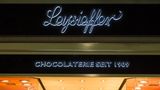 Seit über 100 Jahren produziert das Osnabrücker Unternehmen Leysieffer hochwertige Schokoladen und Pralinen. Ende September 2024 musste es zum dritten Mal seit 2019 Insolvenz anmelden. Der Hauptsitz in Osnabrück sowie sämtliche Läden in Berlin, Hamburg, Münster und Sylt wurden geschlossen – 95 Beschäftigte verloren ihren Job. Die Marke lebt aber offenbar weiter: Jan Leysieffer, der vor einigen Jahren aus dem Familienunternehmen ausgestiegen war, hat im Dezember die alten Filialen in Hamburg und Berlin übernommen und will ab 2025 auch wieder in Osnabrück produzieren.