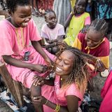 Sie lassne sich nicht unterkriegen, Haare machen kostet nichts. Die Menschen sind irgendwie glücklich, endlich hier angekommen zu sein