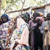 Sie stehen Schlange für die Nahrungsmittelverteilung der Caritas.