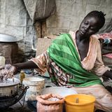 Nyikueth Chuol Yoah, 20, kocht mit den Nahrungsmitteln der Caritas