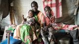 Nyikueth Chuol Yoah, 20, lebt mit ihrem Baby und ihrem Sohn in ihrem Zelt im Transit Camp. Sie flüchtete 2013 vor dem Bürgerkrieg im Südsudan in den Sudan, dann 2024 vor dem Bürgerkrieg im Sudan zurück in den Südsudan