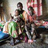Nyikueth Chuol Yoah, 20, lebt mit ihrem Baby und ihrem Sohn in ihrem Zelt im Transit Camp. Sie flüchtete 2013 vor dem Bürgerkrieg im Südsudan in den Sudan, dann 2024 vor dem Bürgerkrieg im Sudan zurück in den Südsudan