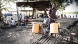 Yai Ngor, 12, transportiert Wasser aus dem Nil. Er ist kein Rückkehrer, er verkauft Wasser, um seine alleinerziehende Mutter zu unterstützen
