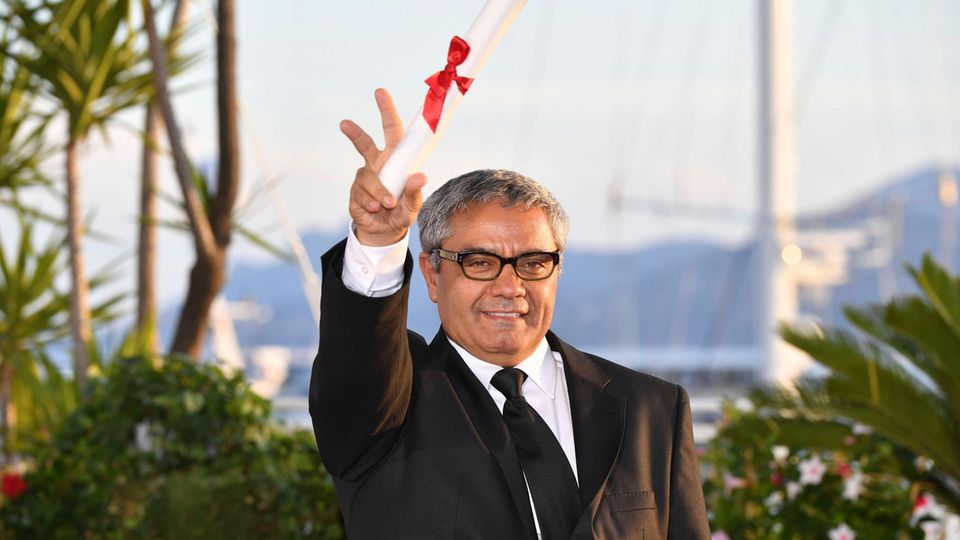 Regisseur Mohammad Rasoulof hält seinen Sonderpreispreis hoch, den er gerade auf dem Filmfestival von Cannes gewonnen hat