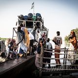 Ankunft des Frachtschiffs aus Renk, es war 2,5 Tage unterwegs. Es gab zur Versorgung nur ein paar Packungen Kekse pro Person, Trinkwasser mussten die Menschen aus dem Nil schöpfen. Es war so eng, das man nur sitzen, nicht liegen konnte. An Bord sind Rückkehrer, die nun erst mal im Transit Camp unterkommen. Trotzdem ist die Stimmung gut, denn endlich geht es weiter