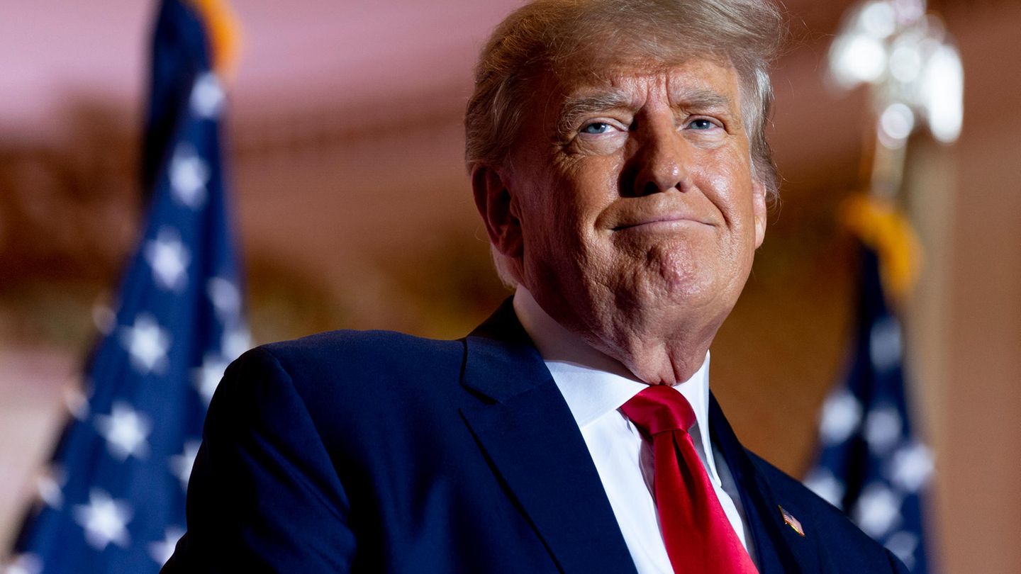 Im Mittelpunkt der Aufmerksamkeit: Donald Trump bei einer Dinnerparty in Mar-a-Lago