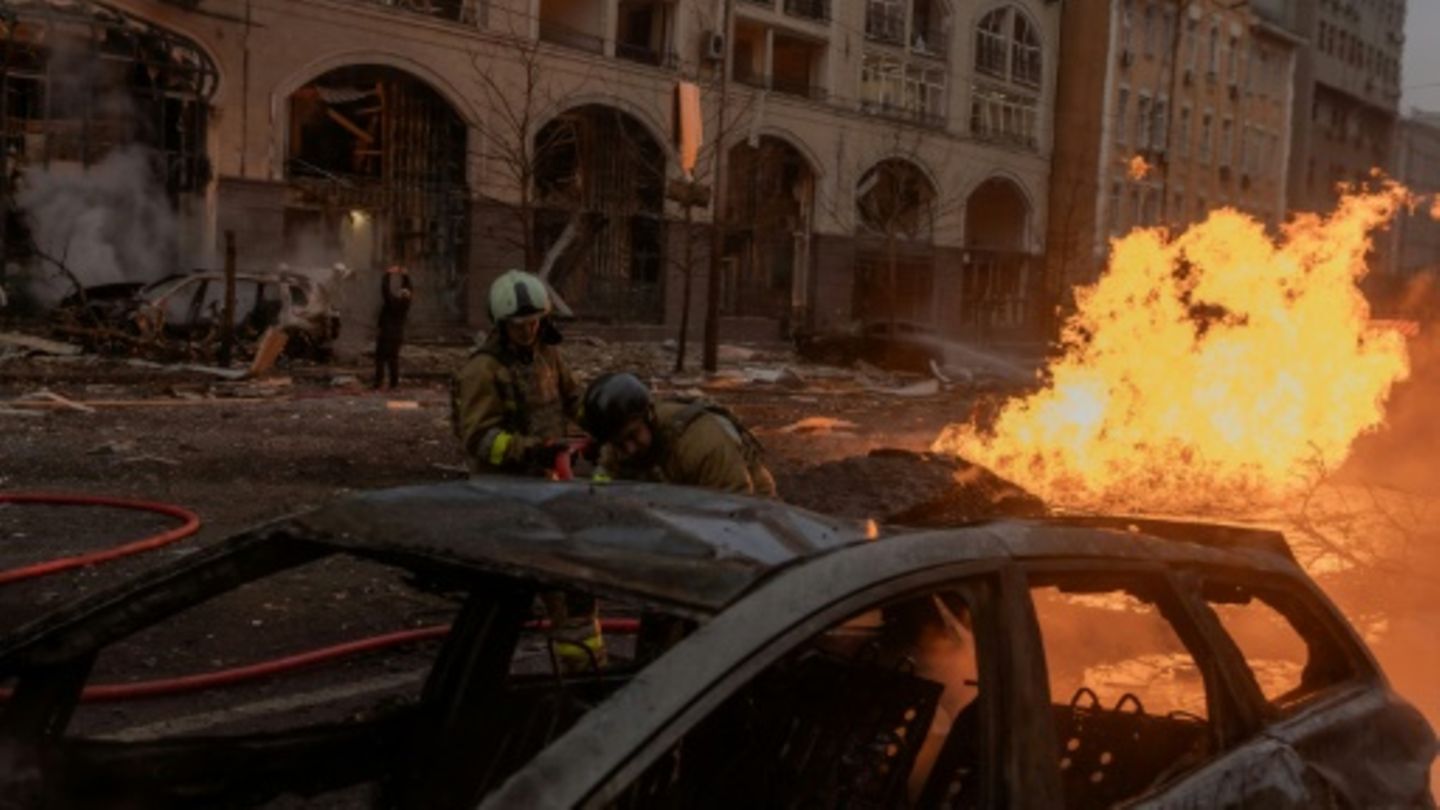 Brennendes Auto nach Raketenangriff in Kiew