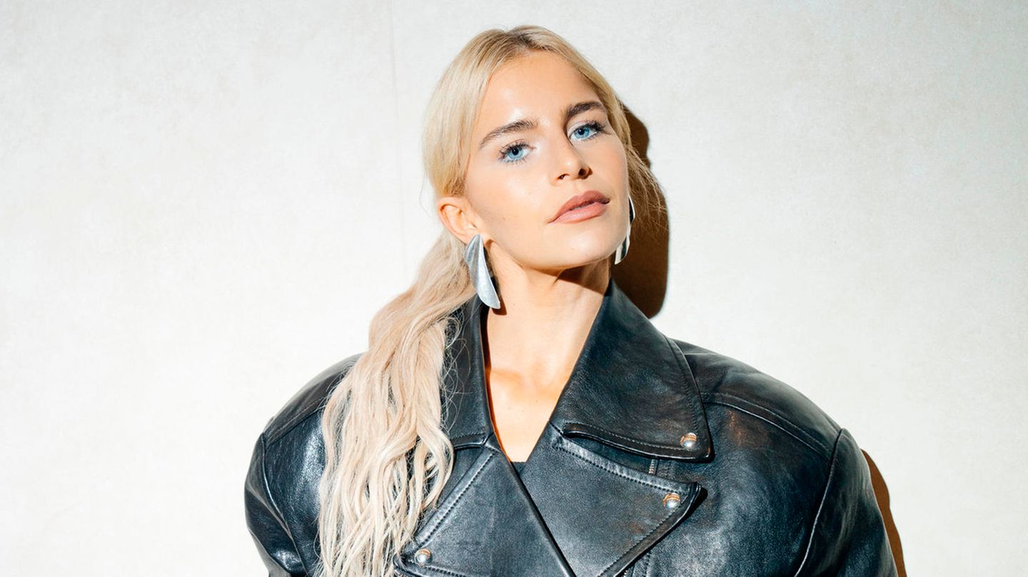 Caro Daur in einer großen Lederjacke