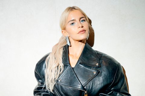 Caro Daur in einer großen Lederjacke