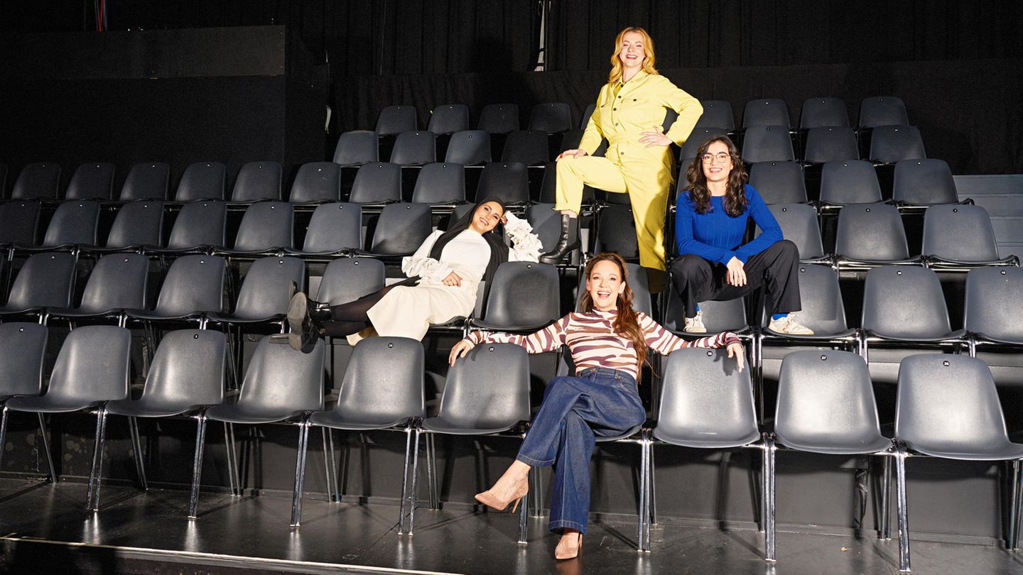 Carolin Kebekus mit Anissa Loucif, Kristina Bogansky und Ana Lucía Cruz Saco Lesevic Carolin Kebekus mit Anissa Loucif, Kristina Bogansky und Ana Lucía Cruz Saco Lesevic