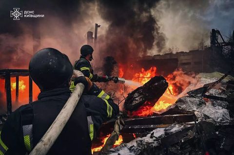 Nach einem russischen Raketenangriff löschen Helfer die Flammen in Kiew (Archivbild)